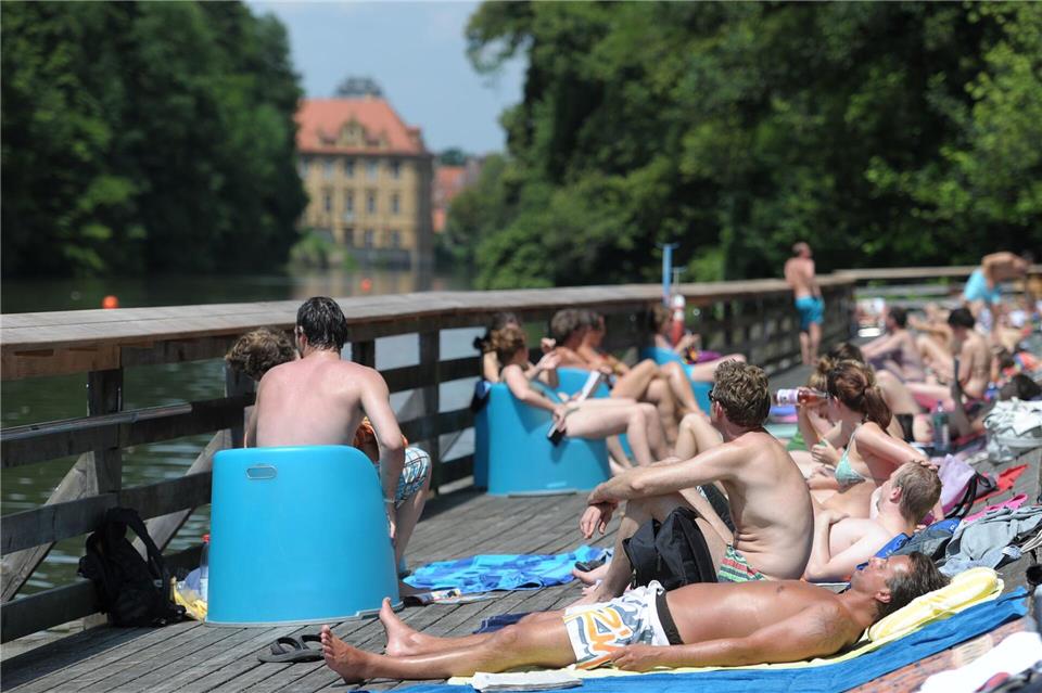 Im Hainbad schwimmt man im Fluss mit schöner Aussicht auf die Bamberger Altstadt. (Archivbild)picture alliance / dpa