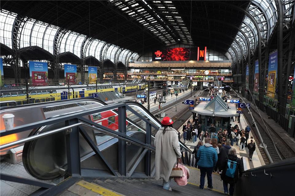 Im Hamburg werden laut Statistik mehr Züge und Bahnhofwände beschmiert. (Archivbild) Marcus Brandt/dpa