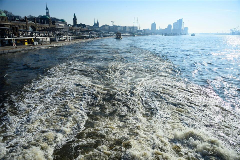 Im Hamburger Hafen stellte die Polizei Verstöße gegen Ballastwasser-Vorschriften fest. (Archivbild)Jonas Walzberg/dpa