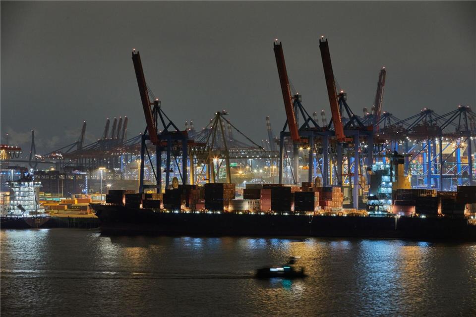 Im Hamburger Hafen wird üblicherweise auch nachts gearbeitet. (Archivbild) Georg Wendt/dpa