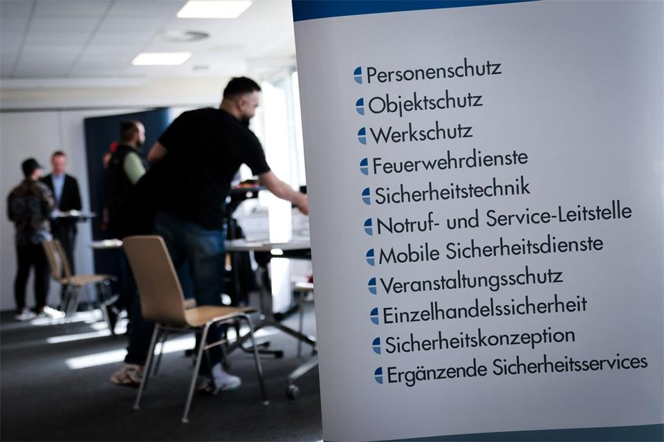 Im Hamburger Sicherheitsgewerbe arbeiten rund 10.000 Menschen. (Archivbild)Christian Charisius/dpa