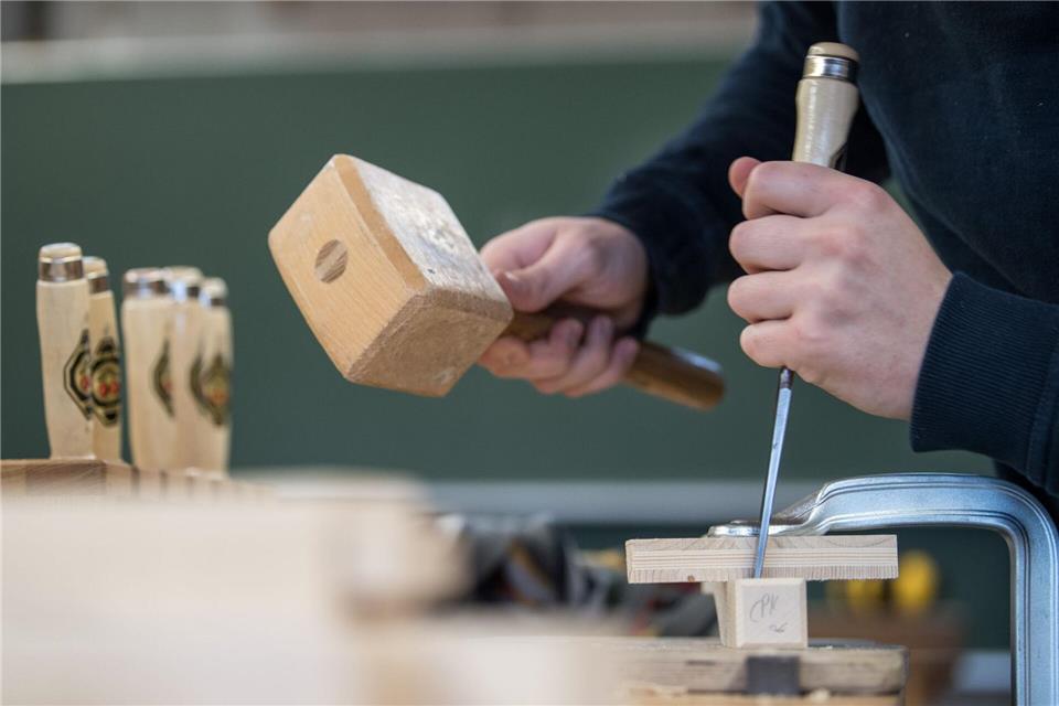 Im Handwerk bleiben immer mehr Ausbildungsplätze unbesetzt. (Symbildbild)Sebastian Gollnow/dpa