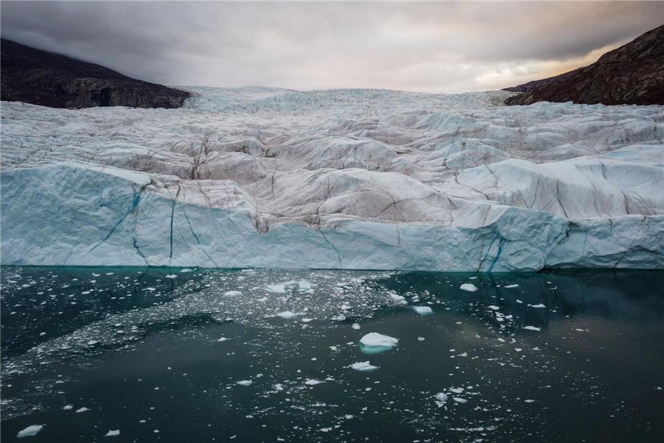 Im Harefjord schiebt sich der Gletscher bis ans Wasser.Verena Wolff/dpa-tmn