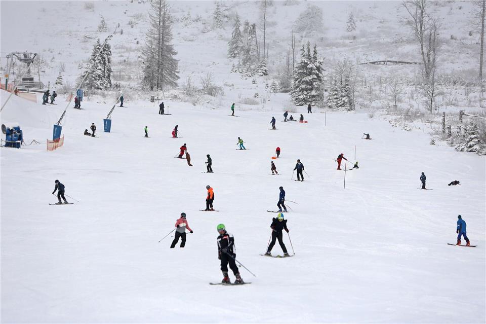 Im Harz soll sich der Schnee noch etwa bis zum nächsten Wochenende halten.Matthias Bein/dpa