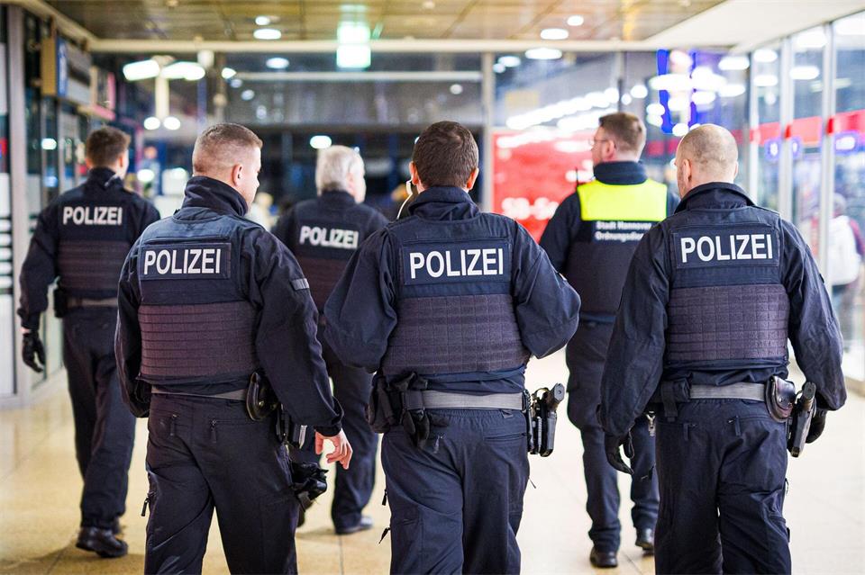 Im Hauptbahnhof Hannover hat die Bundespolizei eine Frau vorläufig festgenommen, die in einem Zug zwei Menschen den sogenannten „Hitlergruß“ gezeigt hat. (Symbolbild)Moritz Frankenberg/dpa