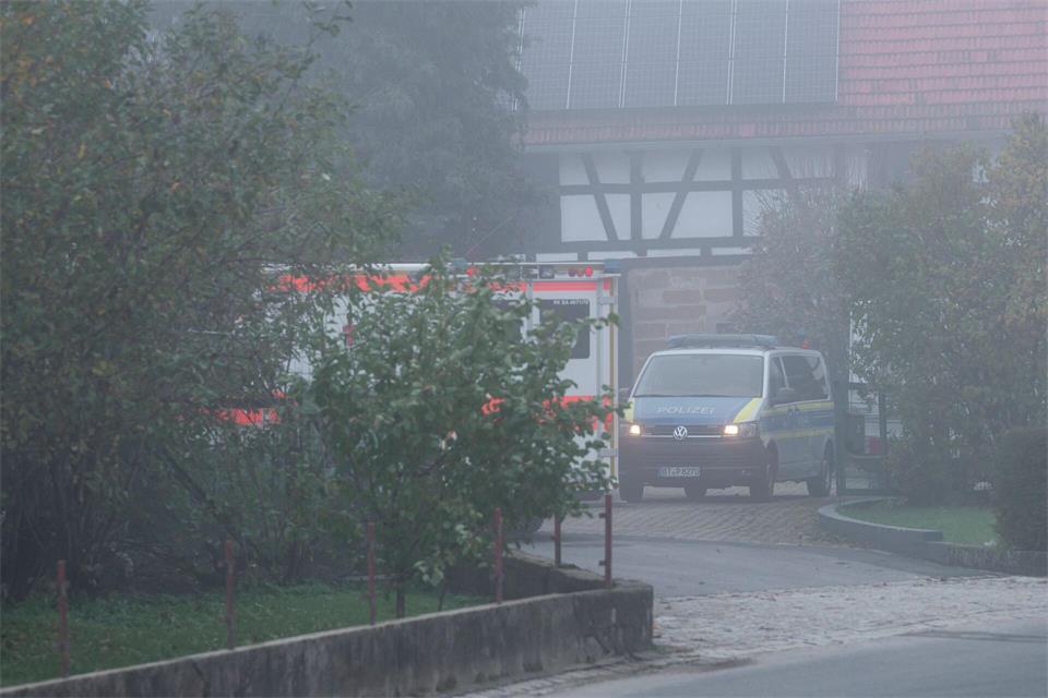 Im Haus fanden die Einsatzkräfte eine Luftpistole und eine Schreckschusswaffe.Daniel Vogl/dpa