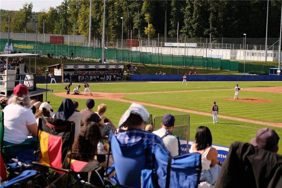 Im Heidenheimer „Ballpark“ nahmen viele Fans auf Campingstühlen Platz.Niklas Graeber/dpa