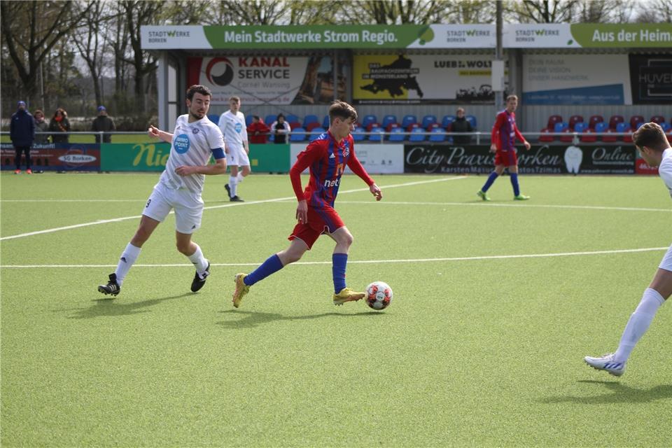 SG Borken II empfängt den spielstarken TuS Sythen Im Heimspiel gegen Sythen kann die SG Borken II wieder mit Tim Vorholt (am Ball) planen.