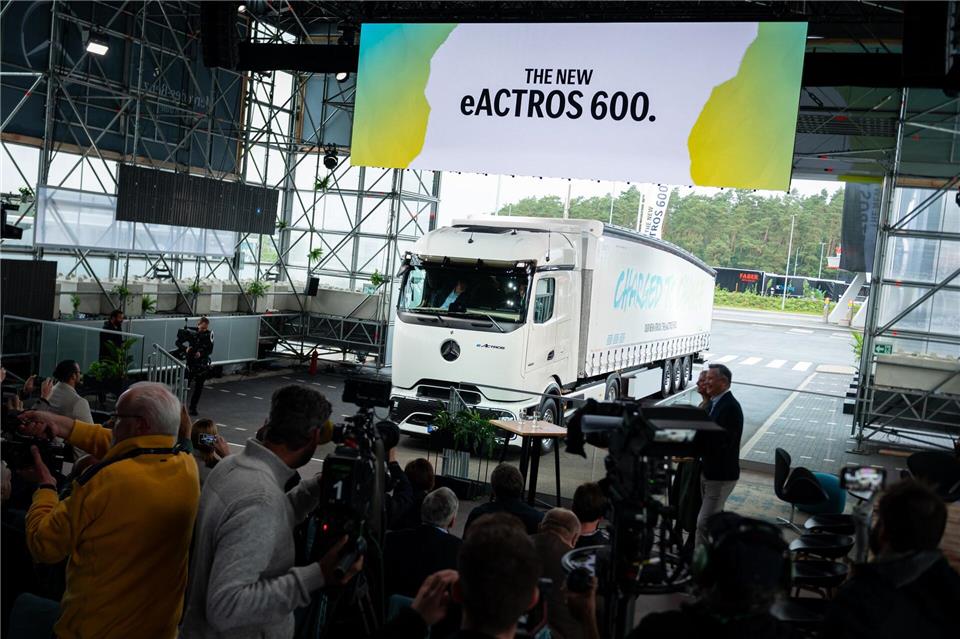 Im Herbst 2023 wurde der neue E-Lkw vorgestellt. Nun ist bei Daimler Truck die Serienfertigung angelaufen. (Archivbild)Jonas Walzberg/dpa