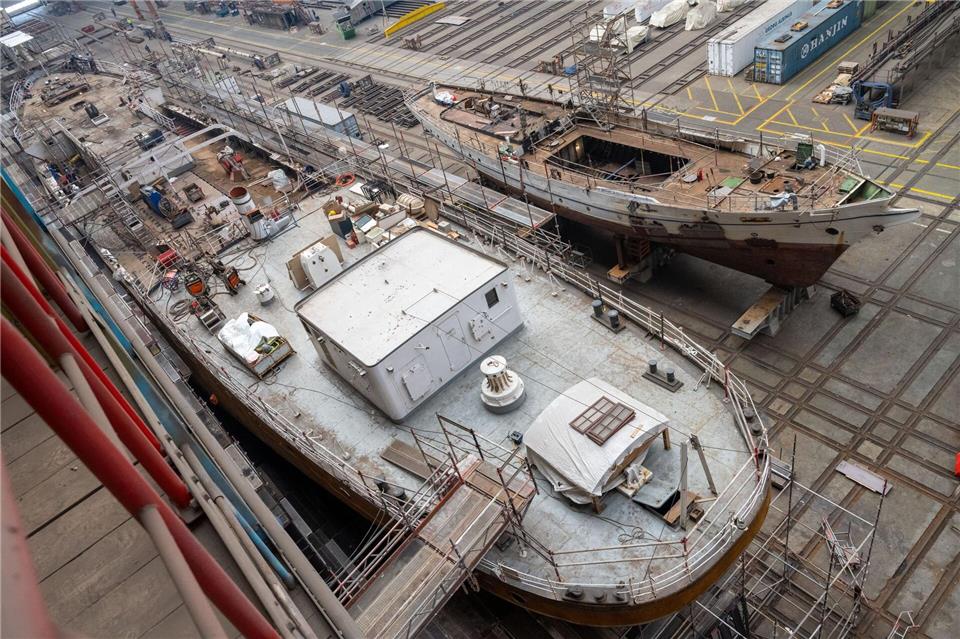 Im Herbst 2023 wurde in der Schiffbauhalle auf dem Stralsunder Volkswerft-Gelände an den Seglern „Gorch Fock 1“ und „Greif“ gearbeitet. (Archivbild)Stefan Sauer/dpa