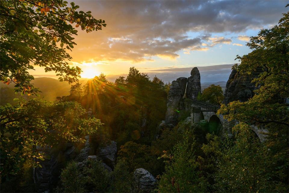 Im Herbst ist die Sächsische Schweiz besonders reizvoll. (Archivbild)Robert Michael/dpa