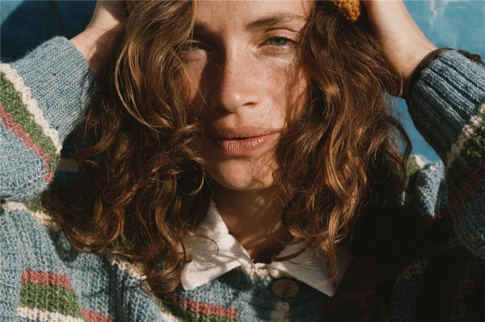 Farben, Muster, Stoffe: Das ist in der Wintersaison zu sehen Im Herbst wird es wieder kuschelig, passend dazu sieht man in der Wintersaison modische Strickcardigans mit Streifen wie von TwoThirds (Cardigan ca. 209 Euro).TwoThirds/dpa-tmn