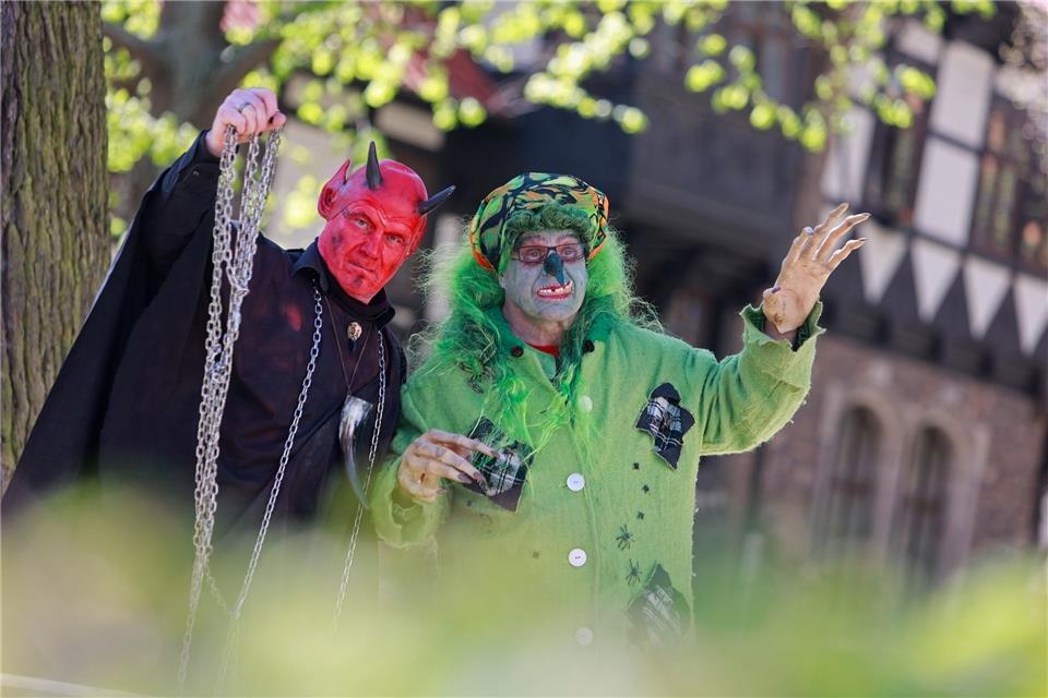 Hexen und Teufel feiern Walpurgisnacht im Harz Im Hexen- und Teufelskostüm stehen zwei Walpurgis-Besucher in Wernigerode vor der Erstürmung des Rathauses im Stadtzentrum.