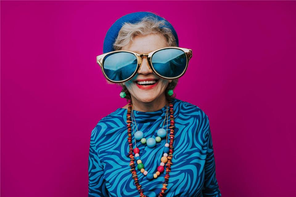 Im Hier und Jetzt herumblödeln - das Leben ist schließlich ernst genug. Gut möglich, dass sich dann Leichtigkeit einstellt. picture alliance / Westend61