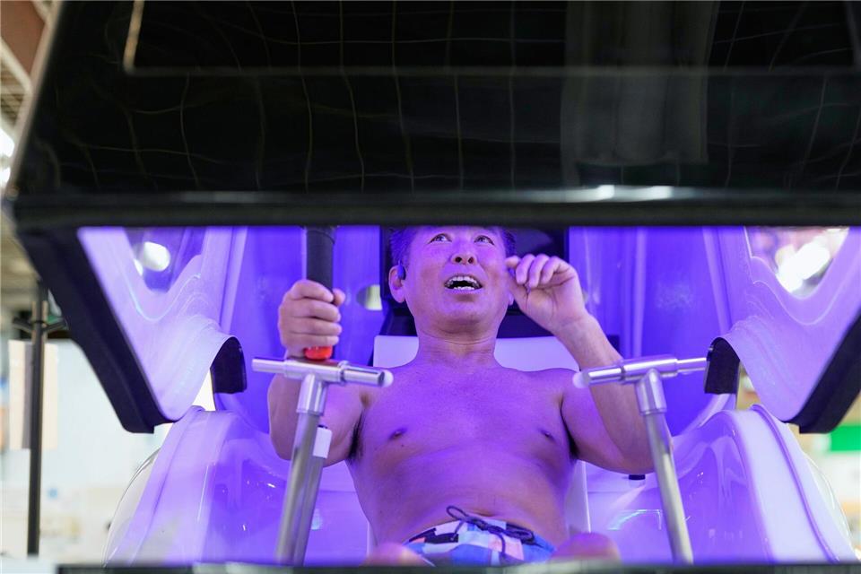 Im Hightechland Japan gibt es jetzt eine Waschmaschine für Menschen.  Eugene Hoshiko/AP/dpa