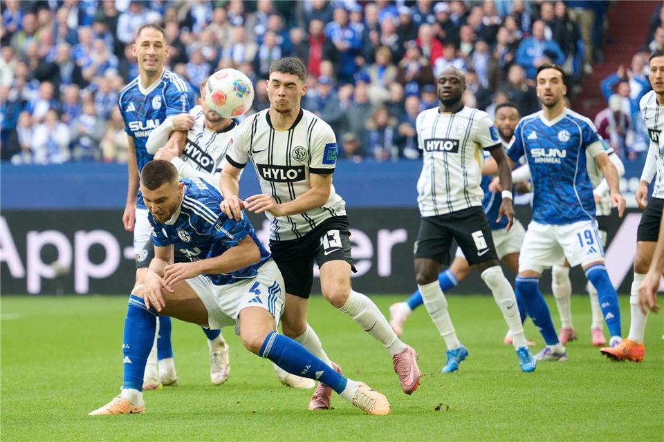 Im Hinspiel ging es zwischen Elversberg und Schalke ordentlich zur Sache. Schalke gewann 1:0 (Archivbild). Bernd Thissen/dpa