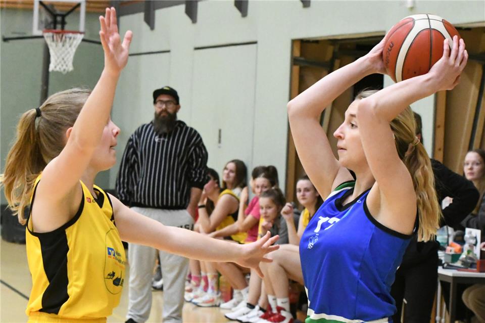 Im Hinspiel mussten sich Kathrin Sprenger (rechts) und der RSV Borken bei der Erler Eintracht mit 40:48 geschlagen geben. Am Samstag wollen die Kreisstädterinnen den Spieß umdrehen.