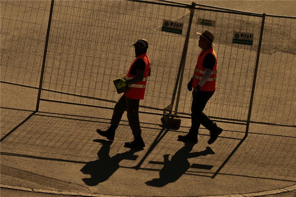 Im Hochsommer auf dem Bau arbeiten? Das ist Schwerstarbeit. Eine Möglichkeit zur Erleichterung kann sein, die Arbeitszeiten in die frühen Morgenstunden oder die Abendstunden zu verlegen.Peter Kneffel/dpa
