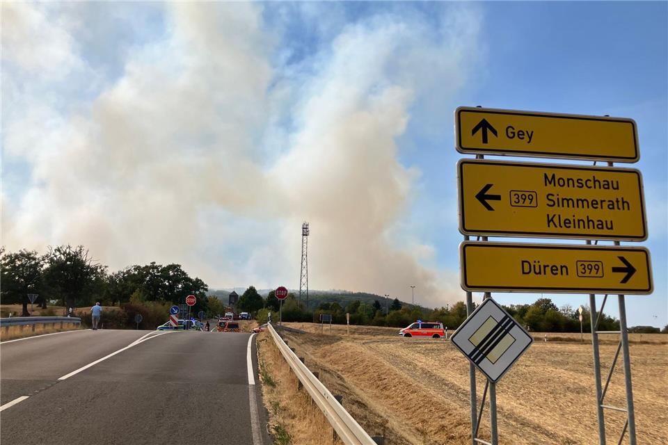 Im Hürtgenwald in Nordrhein-Westfalen stehen mehrere Hundert Hektar Waldfläche in Flammen.Volker Danisch/dpa