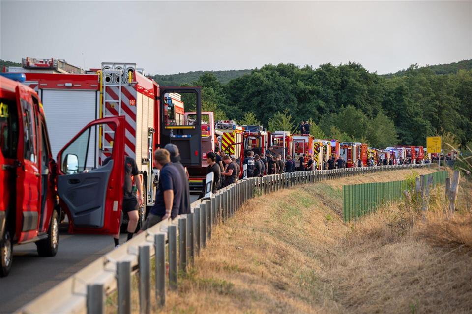 Im Hürtgenwald werden Feuerwehreinheiten nach einem kräfteraubenden Einsatz von Bereitschaftskräften abgelöst.Harald Tittel/dpa