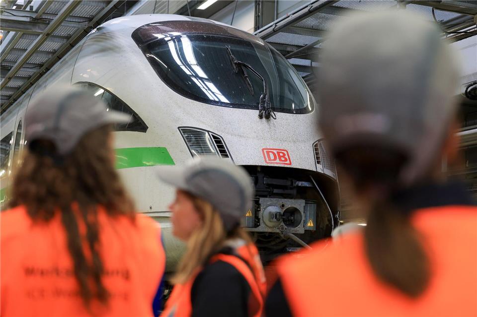 Im ICE-Werk Leipzig werde Züge gewartet. Jan Woitas/dpa