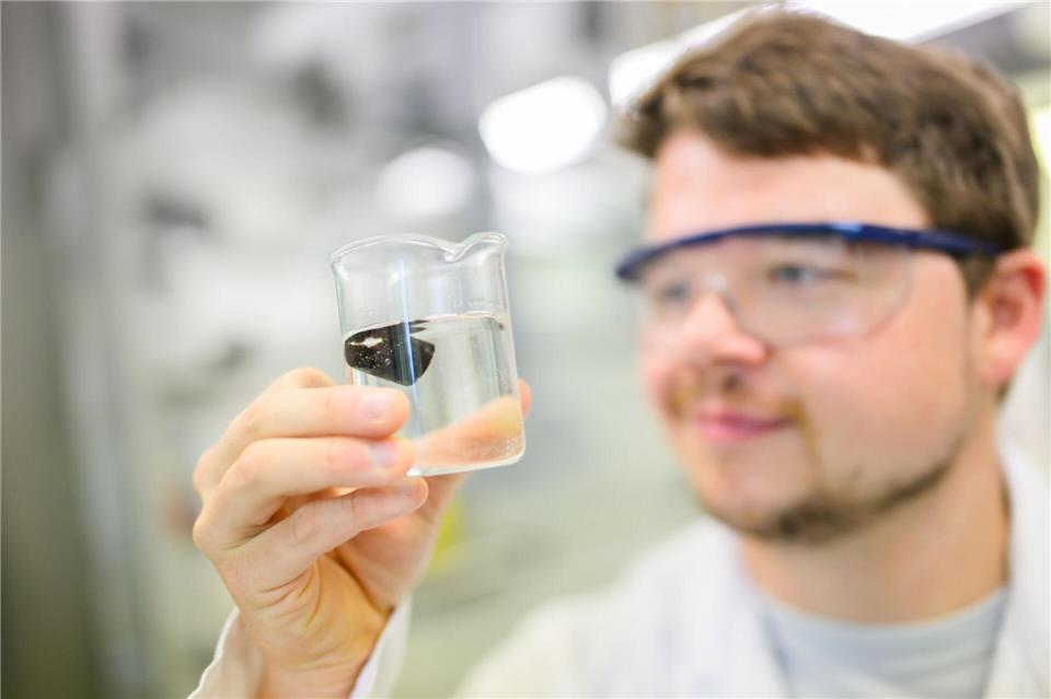 „Im Idealfall bleiben nur Kohlendioxid und Wasser übrig“: Chemiker Dennis Kollofrath hat ein Hydrogel entwickelt, das Mikroplastik aus Gewässern aufnehmen und zersetzen kann.Julian Stratenschulte/dpa
