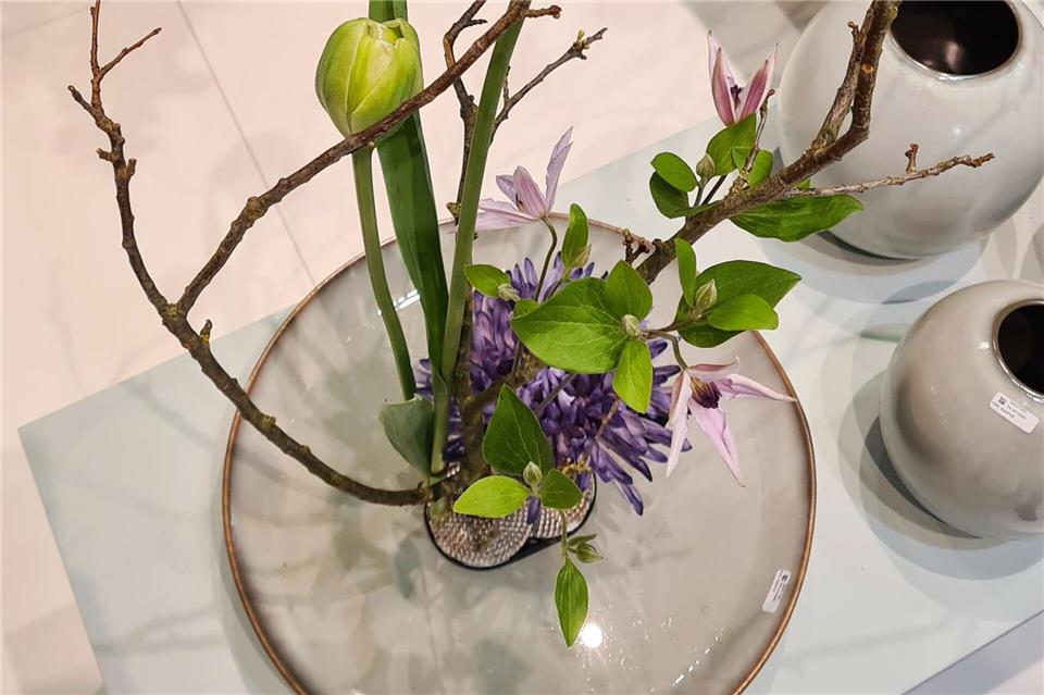 Inspiration für Ostern: Mit Blüten den Frühling begrüßen Im Ikebana-Stil: Besucher der Messe Ambiente 2025 konnten solche Blumenarrangements an vielen Ecken sehen - etwa am Stand von ASA.Isabelle Modler/dpa-tmn