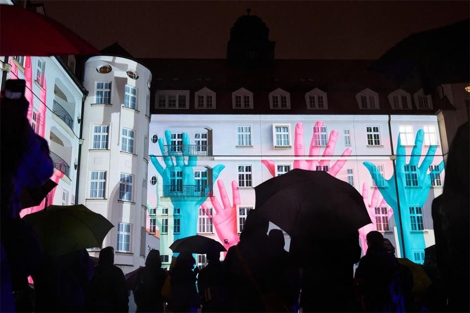 Im Innenhof der ehemaligen Stasi-Zentrale leuchtete die Installation „Der Aktenschrank“. Hendrik Schmidt/dpa