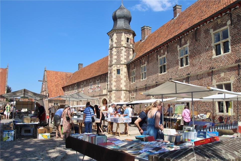 Im Innenhof des Raesfelder Schlosses haben die Händler ihre Stände aufgebaut und Lesestoff angeboten.