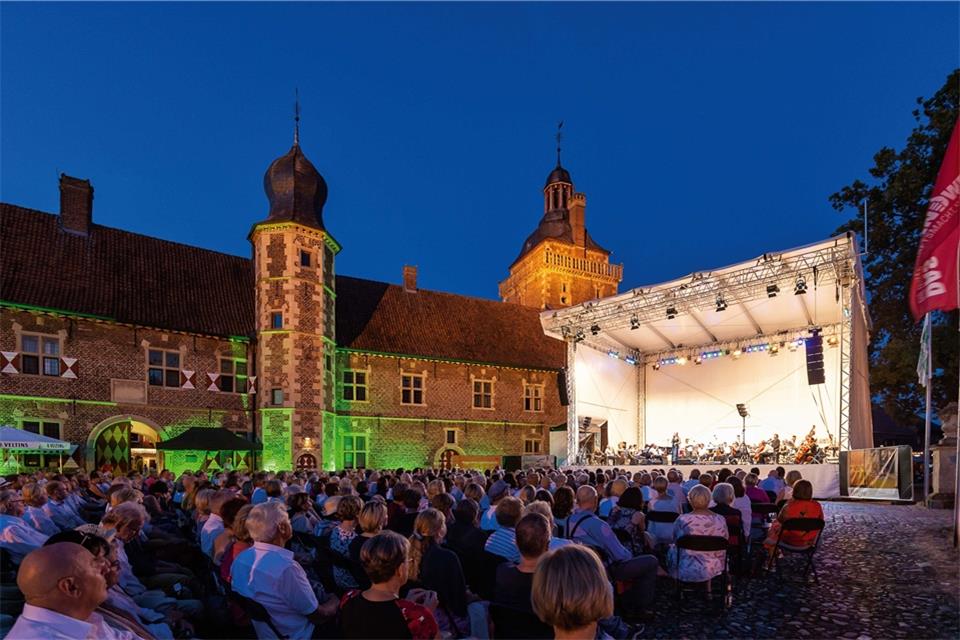 Im Innenhof des Raesfelder Schlosses werden am 6. August bekannte Filmmusiken zu hören sein.