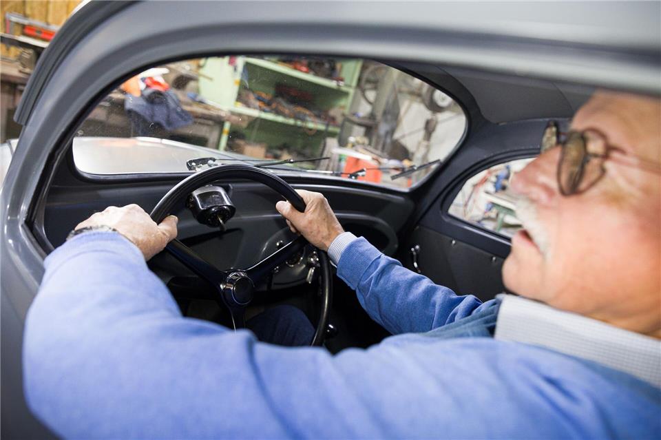 Ältester VW Käfer der Welt fährt wieder Im Innenraum ist für größere Menschen kaum Platz, die Beine unter das Lenkrad zu bekommen.Moritz Frankenberg/dpa