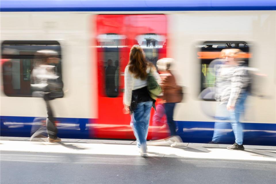 Im Innenstadtbereich ist die S-Bahn Hannover unterbrochen. (Archivbild)Julian Stratenschulte/dpa