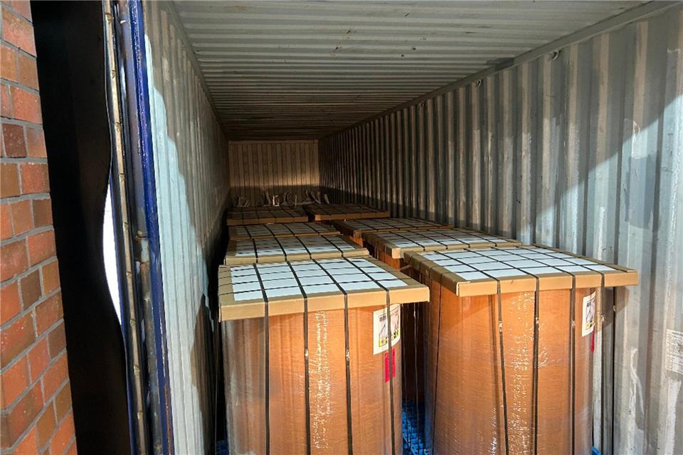 Im Inneren der Papierrollen waren 400 Pakete mit Heroin versteckt, die der Zoll bei einer Röntgenkontrolle im Hamburger Hafen entdeckte. -/Zollfahndungsamt Hannover/dpa