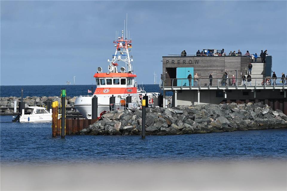 Ein Jahr Inselhafen Prerow – Backhaus zeigt sich zufrieden Im Inselhafen am Ende der Seebrücke ist auch ein Seenotkreuzer stationiert. Stefan Sauer/dpa