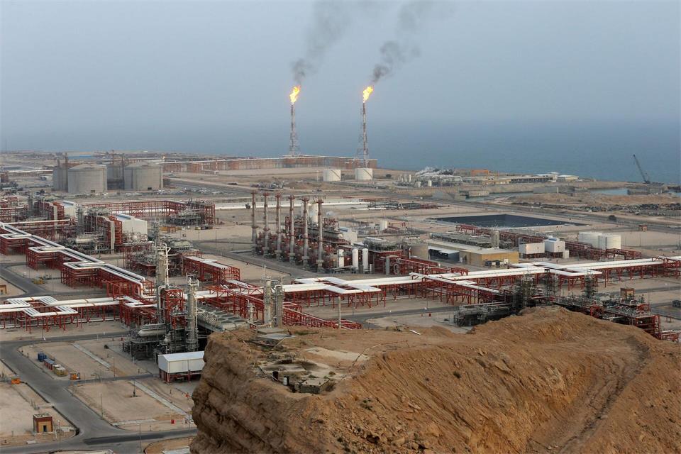 Im Iran sei erhebliche Produktionskapazität verloren gegangen, sagte die Regierungssprecherin. (Archivbild)Vahid Salemi/AP/dpa