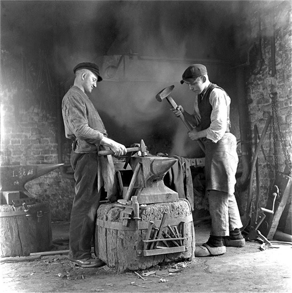 Im Jahr 1938 nahm Ignaz Böckenhoff dieses Bild in der Schmiede Ossendiever auf. ...