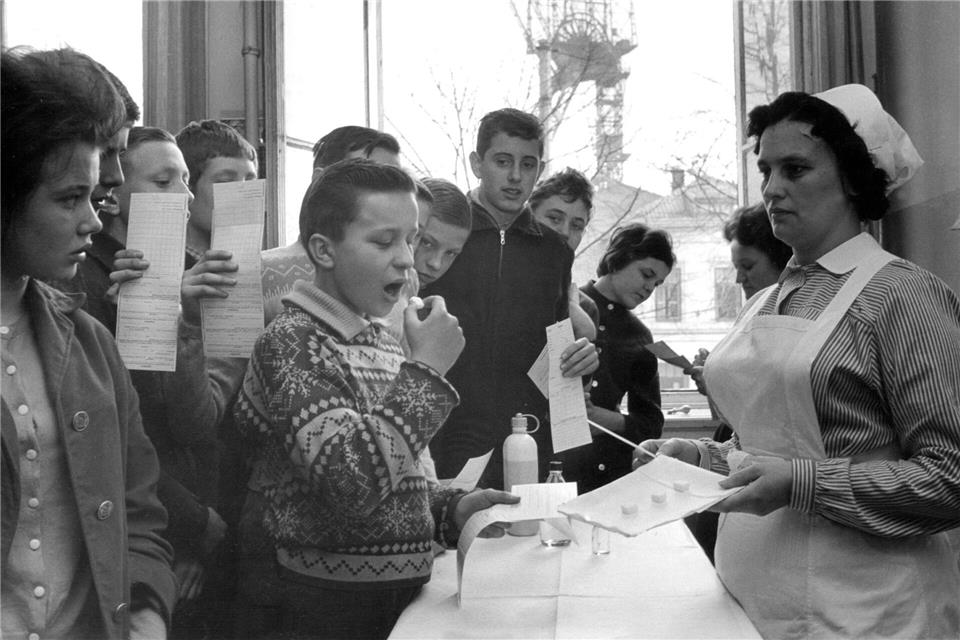Im Jahr 1962 wurde in Deutschland auch noch eine Schluckimpfung verwendet, hier auf einem Zuckerwürfel. Mittlerweile ist die Impfung Teil einer Sechsfach-Impfung per Spritze.picture alliance / dpa