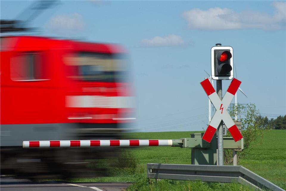 Im Jahr 2024 gab es in Bayern fast 3000 Bahnübergänge. (Symbolbild) Patrick Pleul/dpa-Zentralbild/dpa