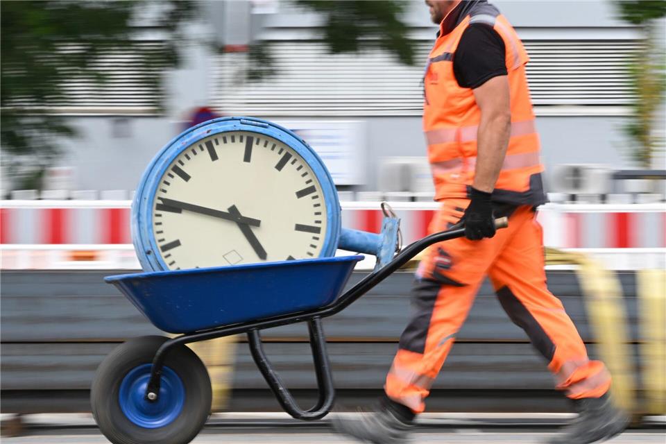 Im Jahr 2024 haben die Erwerbstätigen in Thüringen dem Landesamt für Statistik zufolge insgesamt rund 1,38 Milliarden Arbeitsstunden geleistet. (Symbolbild)Arne Dedert/dpa