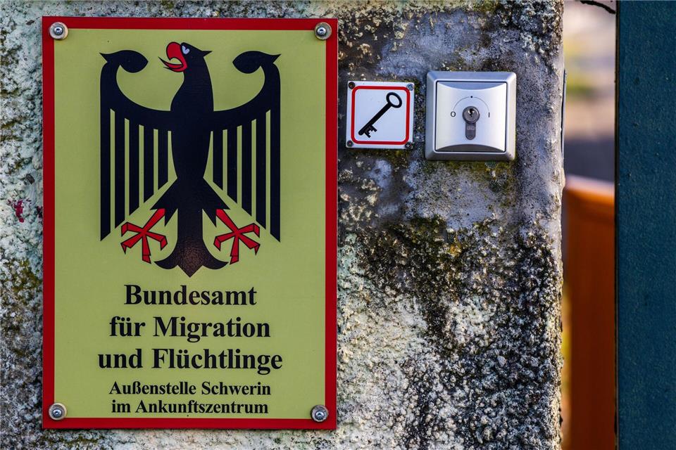 Im Jahr 2024 ist die Zahl der Asylanträge in NRW und bundesweit deutlich zurückgegangen.(Archivbild)Jens Büttner/dpa