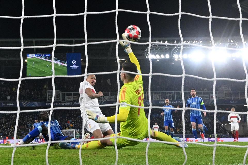Im Januar 2025 erzielte VfB-Stürmer Leweling (l) zwei Tore zum 3:1-Sieg in Bratislava. (Archivbild)Marijan Murat/dpa