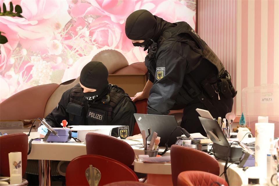 Im Januar durchsuchten Bundespolizisten ein Nagelstudio in Düsseldorf. (Archivbild)David Young/dpa