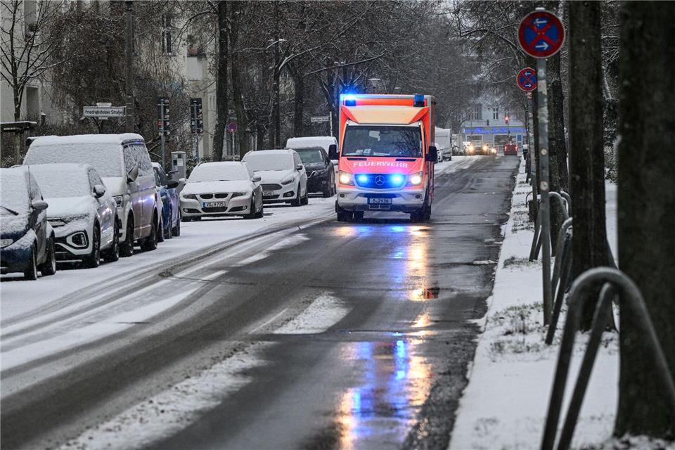 Im Januar rückte die Feuerwehr pro Woche zu rund 3.000 Einsätzen im Zusammenhang mit Stürzen aus. (Archivbild)Jens Kalaene/dpa