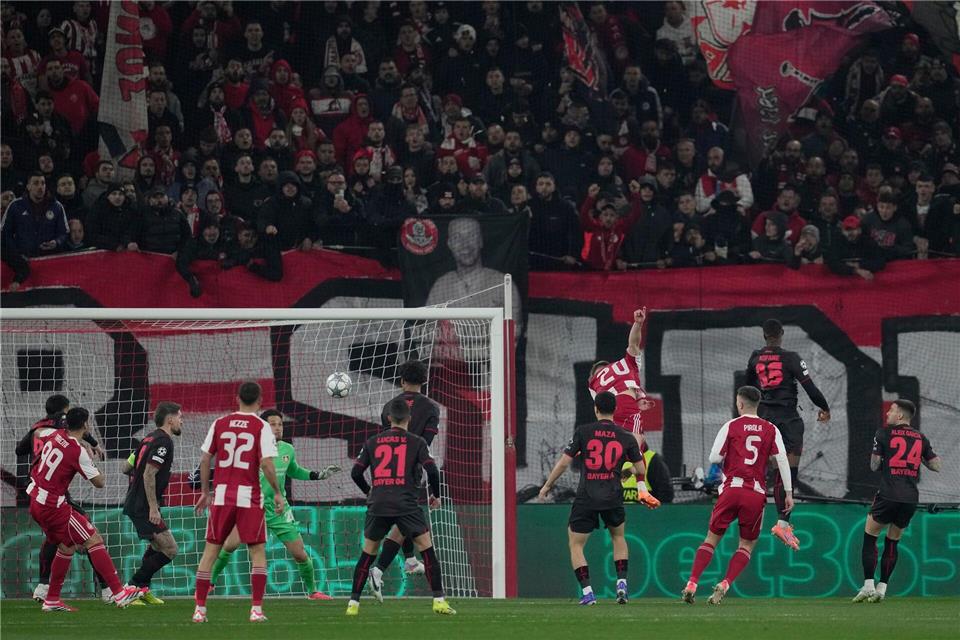 Im Januar verlor Bayer Leverkusen 0:2 bei Olympiakos Piräus. (Archivbild) Thanassis Stavrakis/AP/dpa