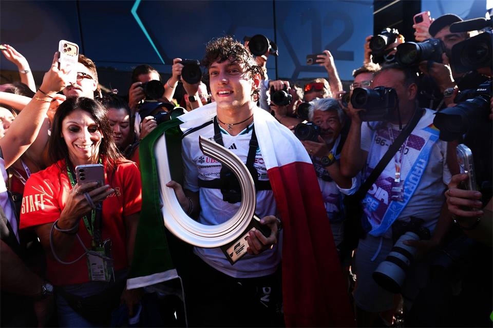 Im Jubeln kennt sich Antonelli mittlerweile schon gut aus - es war sein achter Saisonsieg. David Davies/PA Wire/dpa