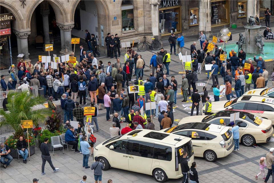 Im Juli demonstrierten Taxifahrer vor dem Rathaus. (Archivbild)Peter Kneffel/dpa