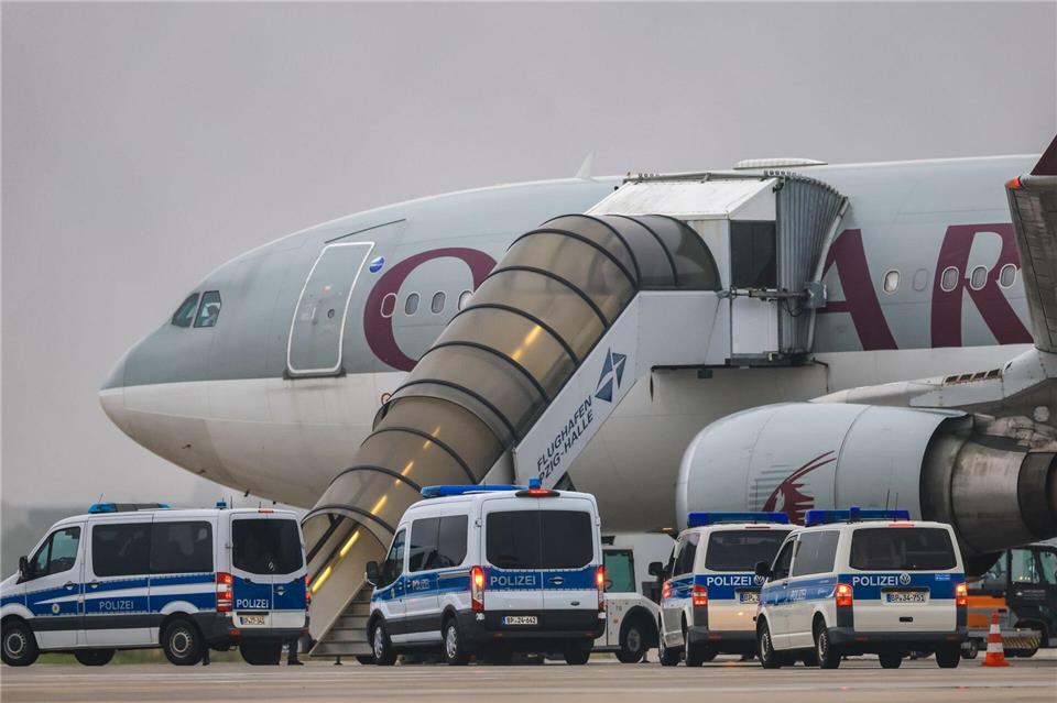 Im Juli startete von Leipzig/Halle aus der bisher zweite Abschiebeflug seit der Machtübernahme der Taliban 2021 nach Afghanistan. An Bord waren nach Behördenangaben 81 Straftäter.Jan Woitas/dpa