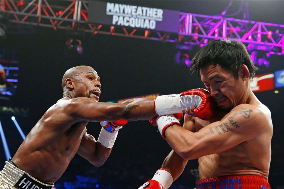 Im Juni 2015 flogen erstmals die Fäuste zwischen Floyd Mayweather (l) und Manny Pacquiao. (Archivbild)John Locher/AP/dpa
