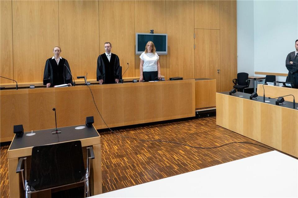 Im Juni 2023 sollte der Prozess gegen den Allgemeinarzt beginnen. Doch der Angeklagte kam nicht zum Verfahren und ließ die Richter (links) sowie seine beiden Verteidiger (rechts) vergeblich warten. (Archivbild)Stefan Puchner/dpa