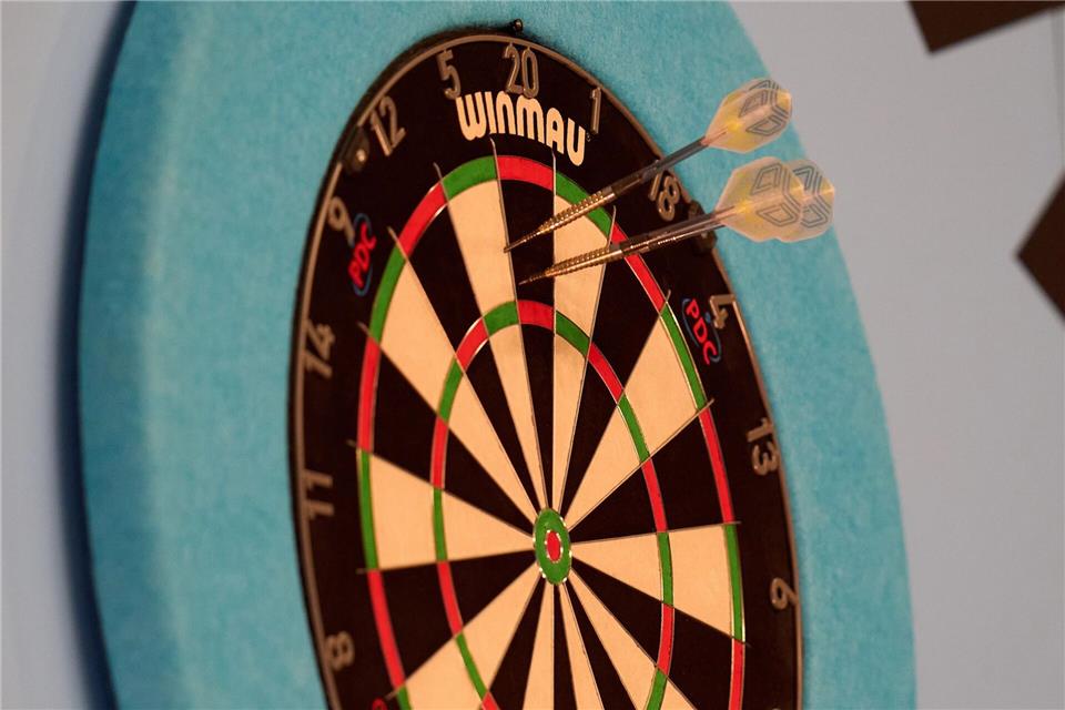 Im Juni fliegen beim World Cup of Darts in der Frankfurter Eissporthalle die Pfeile. (Archivbild)Thomas Frey/dpa
